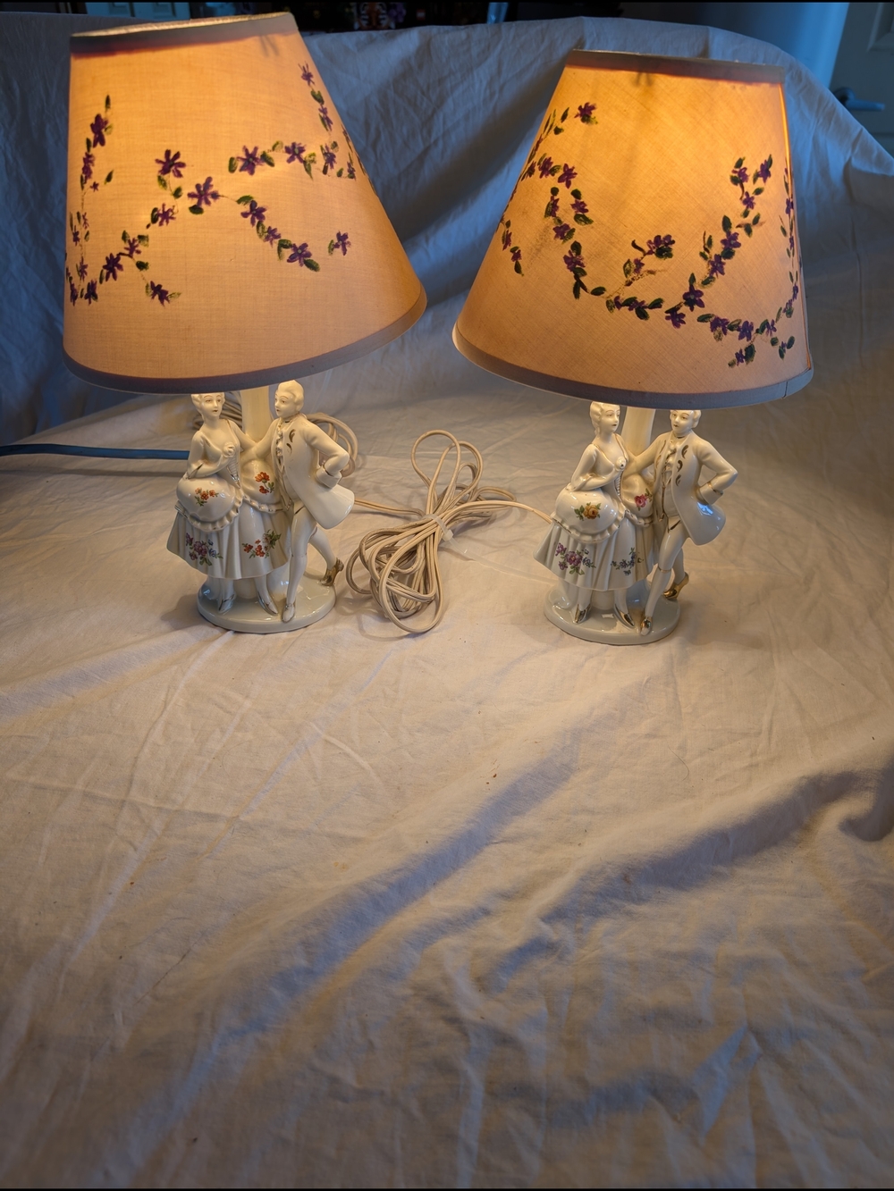 2/100$ Vintage Floral Porcelain Couple Table Lamps in Cream and Purple